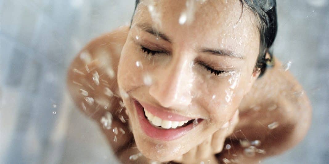 Tomar banho frio é um santo remédio