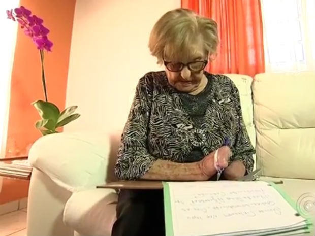 Leonira Gentini, de 95 anos, mora em Itupeva (SP) com a irmã caçula. Poetisa perdeu parte das mãos..