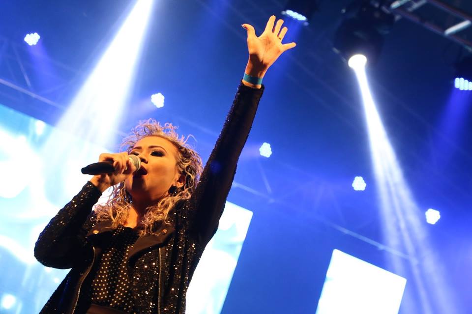 Evelyn Silva  - Cantora Gospel