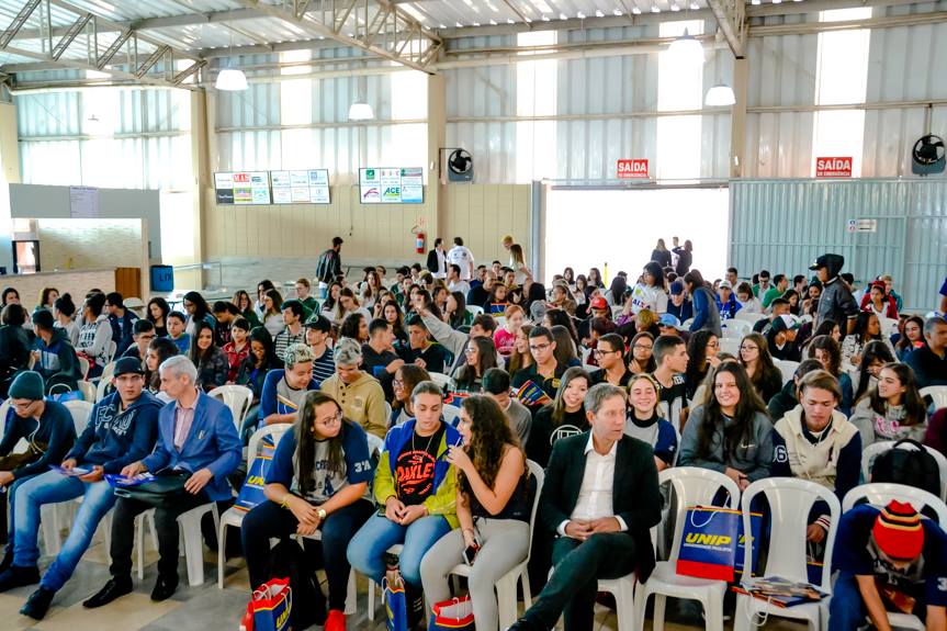 Estudantes itupevenses visitam Feira de Profissões