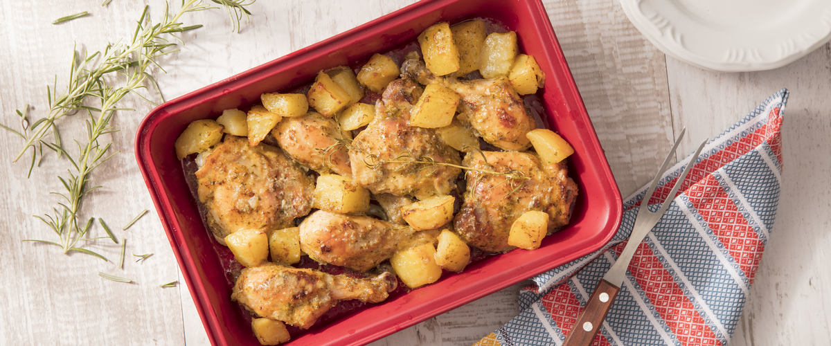 Frango Assado com Batatas e Alecrim