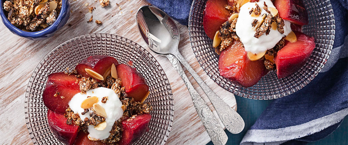 Frutas Assadas com Farofa Doce Crocante e Iogurte