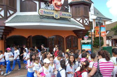 Alunos das escolas municipais visitam projeto educacional do Hopi Hari