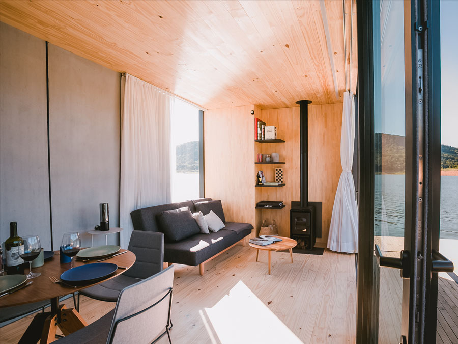 Hospede-se em uma Casa Flutuante em Joanópolis