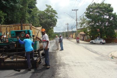 Maquinas da Prefeitura colocam asfalto na Emilio Checchinato