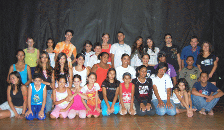 Projeto municipal atrai 100 alunos para oficinas de teatro