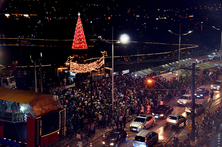 Natal iluminado encanta quase 10 mil pessoas na chegada do Papai Noel