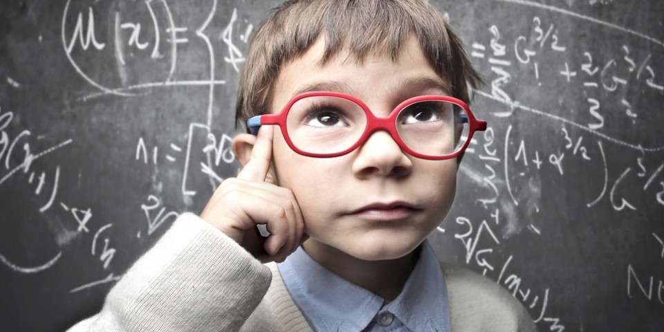Há uma associação genética entre ser mais inteligente e usar óculos
