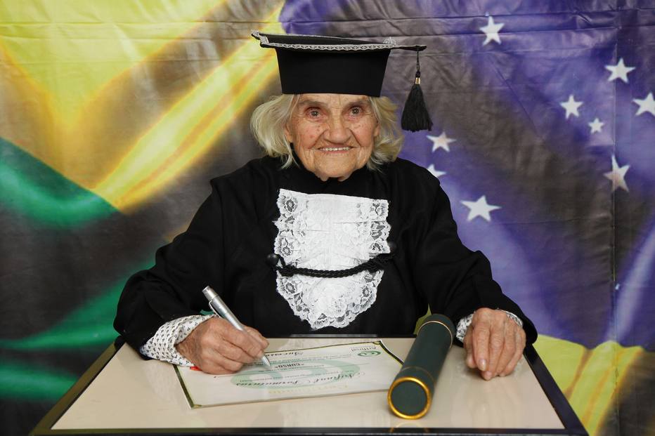 Mulher de 87 anos se forma em Jundiaí com TCC escrito à mão