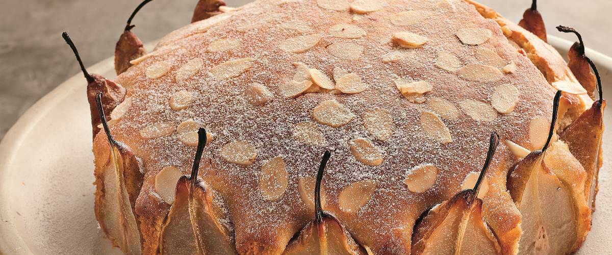 Bolo de pera e calda de caramelo cremoso