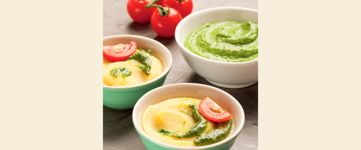 Polenta de colher com pesto e tomate-cereja