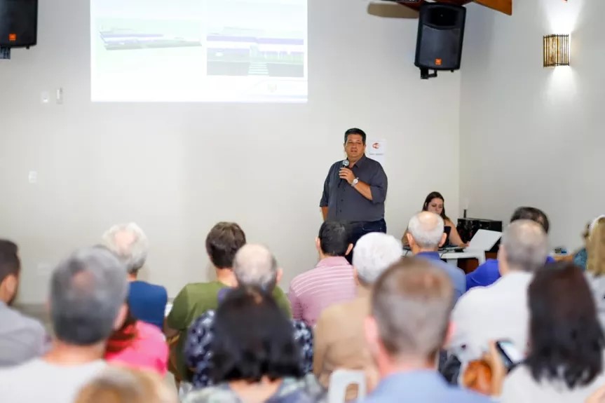 Prefeito apresenta melhorias para a região em reunião no Colinas de Inhandjara