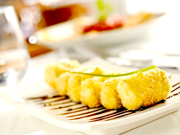 Tempura de abobrinha recheada de queijo de cabra e tomate confit