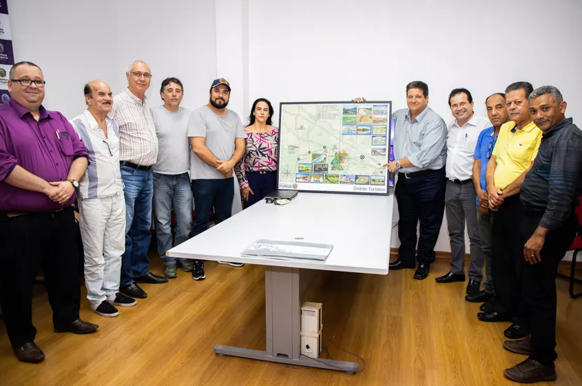 PREFEITO APRESENTA PROJETO DO DISTRITO TURÍSTICO AOS VEREADORES EM REUNIÃO NO PAÇO MUNICIPAL