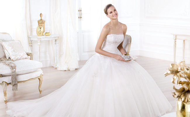Vestido de noiva tomara que caia sexy e romântico na medida certa